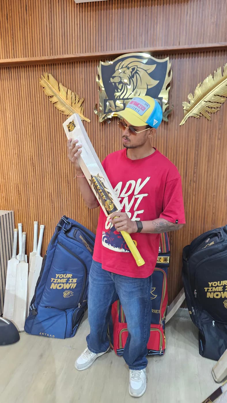 A young player with a new Astaad bat