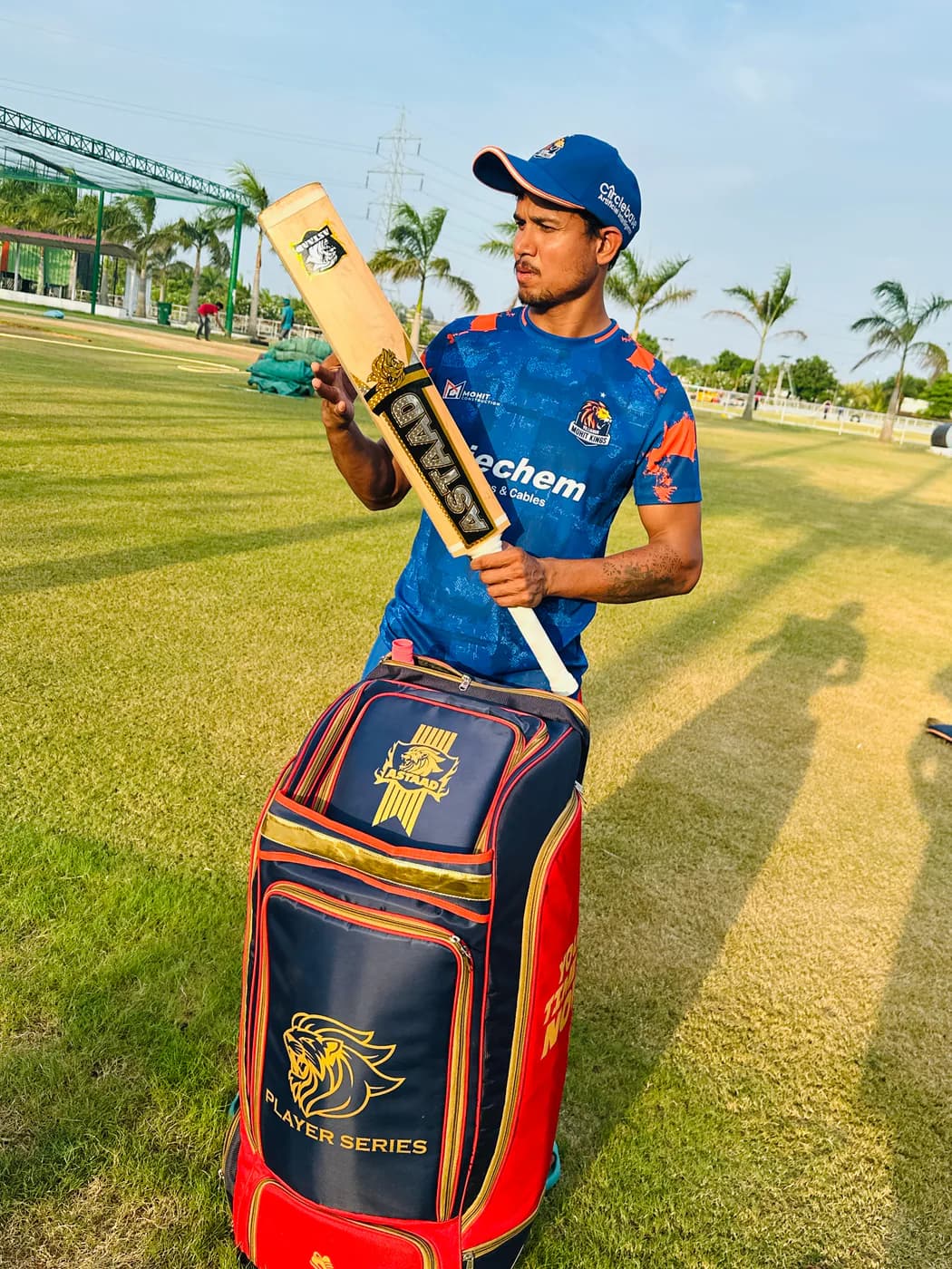 A player with an Astaad bat and the Player Series kitbag